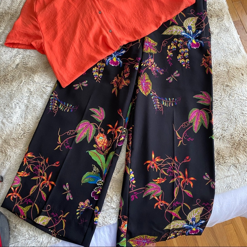 2/$20🎉 H&M Black Flare Cropped Pants colorful!